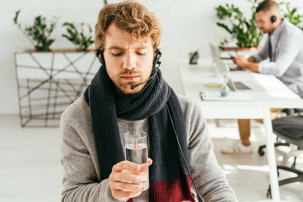 Selectieve Focus Van Bebaarde Zieke Makelaar Met Glas Water — Stockfoto