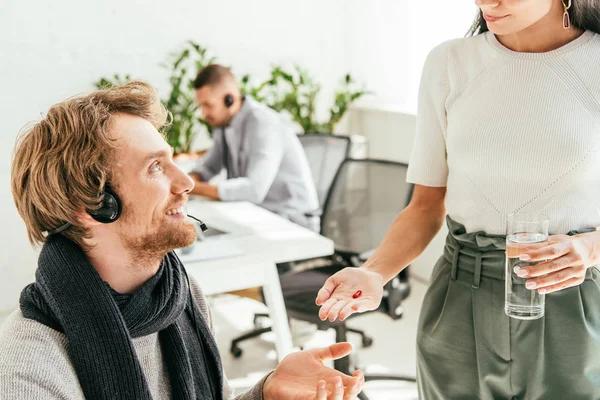 Beskärd Mäklare Som Ger Piller Till Sjuka Medarbetare Kontoret — Stockfoto