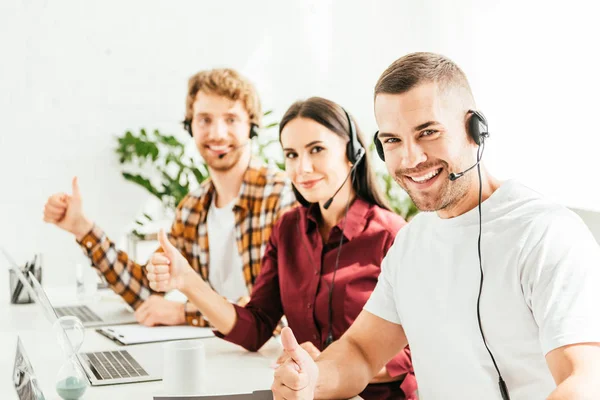 Foco Seletivo Corretor Feliz Mostrando Polegar Perto Colegas Trabalho Escritório — Fotografia de Stock