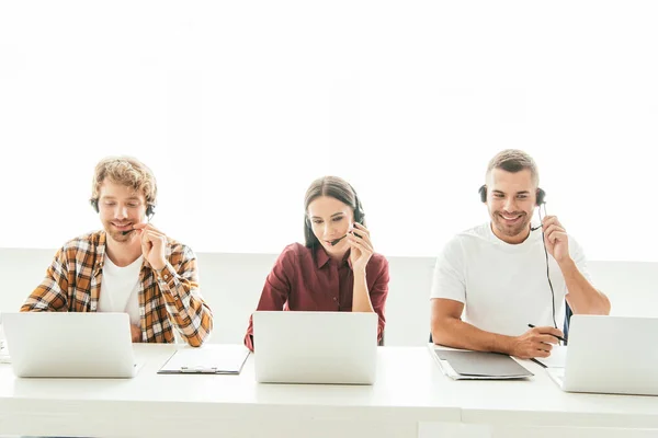 Corretores Felizes Fones Ouvido Trabalhando Perto Laptops — Fotografia de Stock