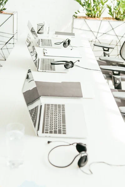 Selective Focus Laptops Headsets Table Office — Stock Photo, Image
