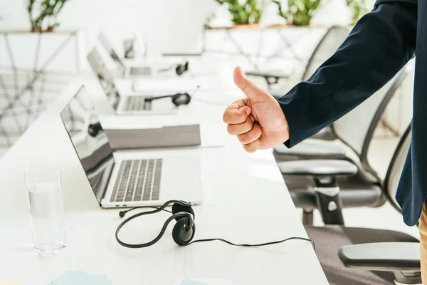 Pandangan Terpotong Dari Broker Yang Menampilkan Thumb Kantor Modern — Stok Foto