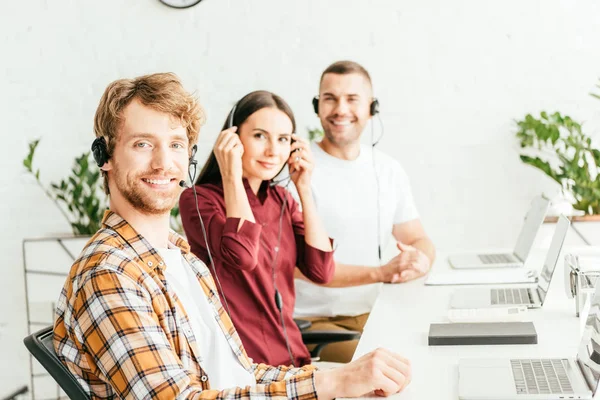 Selektivt Fokus För Skäggig Mäklare Headset Nära Glada Medarbetare Kontoret — Stockfoto