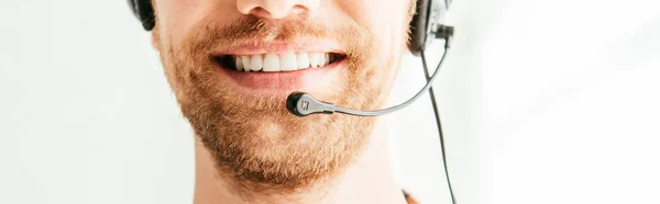 Tiro Panorâmico Corretor Barbudo Fone Ouvido Sorrindo Escritório — Fotografia de Stock