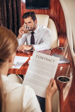 Özel uçakla iş kadını arayan işadamlarının seçici odak noktası 