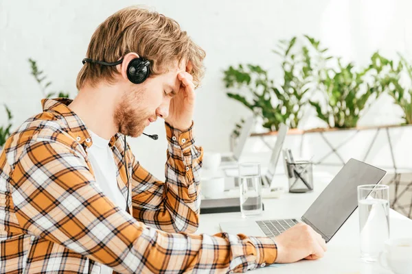 Tired Bearded Broker Touching Head While Sitting Laptop — Stock Photo, Image