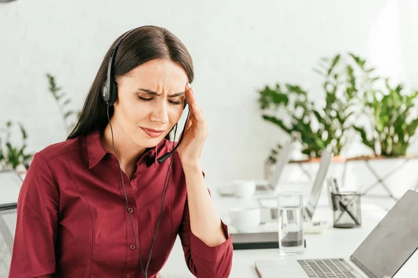 Migreni Olan Yorgun Bir Borsacı Ofiste Başını Okşuyor — Stok fotoğraf