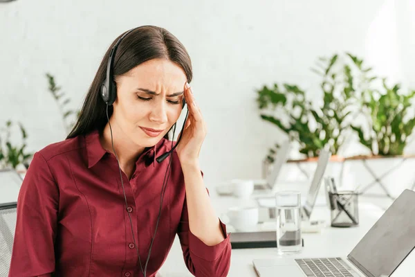 Corredor Cansado Con Migraña Tocando Cabeza Oficina — Foto de Stock