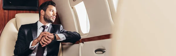 Tiro Panorâmico Empresário Bonito Terno Olhando Através Janela Avião Privado — Fotografia de Stock