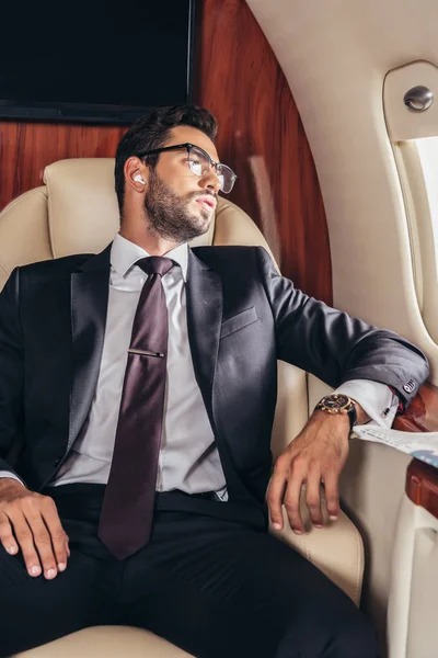 Homem Negócios Bonito Terno Ouvir Música Avião Privado — Fotografia de Stock