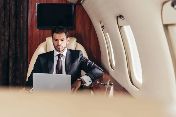 Selektiver Fokus Eines Gut Aussehenden Geschäftsmannes Anzug Mit Laptop Privatflugzeug — Stockfoto