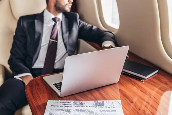 Visão Cortada Homem Negócios Terno Laptop Mesa Avião Privado — Fotografia de Stock