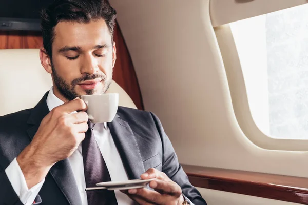 Homem Negócios Bonito Terno Cheirando Xícara Café Avião Privado — Fotografia de Stock