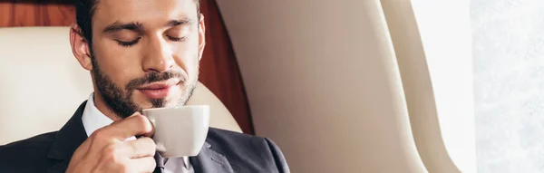 Plano Panorámico Hombre Negocios Guapo Traje Oliendo Taza Café Avión — Foto de Stock