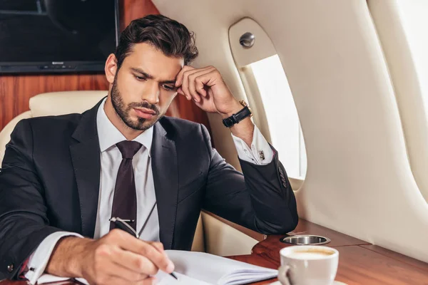 Homem Negócios Bonito Terno Escrevendo Notebook Avião Particular — Fotografia de Stock