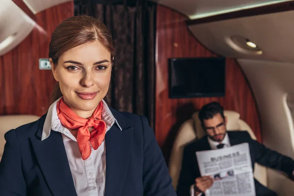 Atendente Bordo Atraente Olhando Para Câmera Avião Privado — Fotografia de Stock