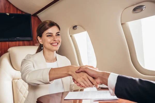 Homme Affaires Souriant Femme Affaires Serrant Main Dans Avion Privé — Photo