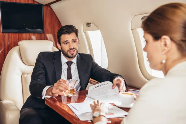 Hombre Negocios Con Vidrio Mostrando Contrato Empresaria Avión Privado —  Fotos de Stock