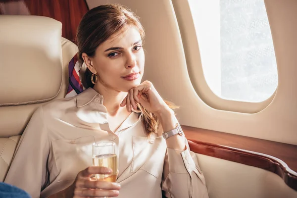 Привлекательная Женщина Футболке Бокалом Шампанского Частном Самолете — стоковое фото