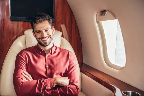 Bonito Sorridente Homem Camisa Com Braços Cruzados Avião Privado — Fotografia de Stock