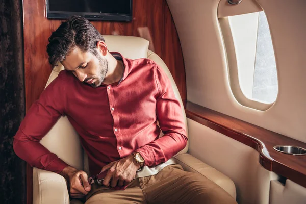 Hombre Guapo Camisa Ponerse Cinturón Seguridad Avión Privado —  Fotos de Stock