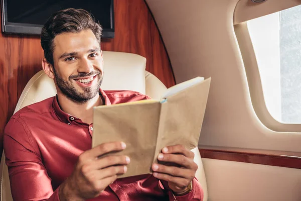 Homem Sorridente Camisa Segurando Livro Avião Privado — Fotografia de Stock