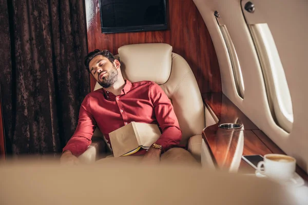 Όμορφος Άντρας Πουκάμισο Κοιμάται Βιβλίο Ιδιωτικό Αεροπλάνο — Φωτογραφία Αρχείου