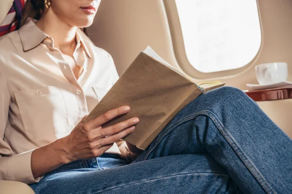 Vista Ritagliata Donna Camicia Lettura Libro Aereo Privato — Foto Stock