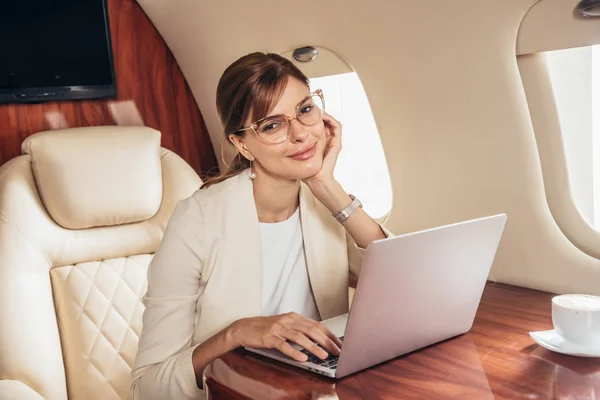 Mulher Negócios Atraente Terno Com Laptop Olhando Para Câmera Avião — Fotografia de Stock