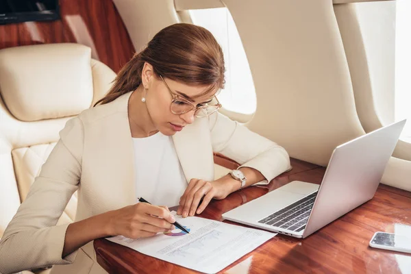 Atractiva Mujer Negocios Traje Haciendo Papeleo Avión Privado — Foto de Stock