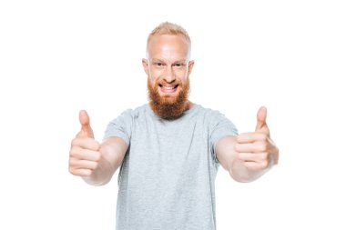 Gri tişörtlü yakışıklı gülümseyen adam beyaz tişörtlü, baş parmağını kaldırıyor.