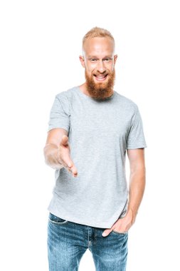 Gri tişörtlü gülümseyen sakallı adam, el sıkışmak için el ele tutuşuyor, beyaz tenli.