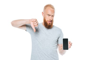 Üzgün adam baş parmağını aşağı gösteriyor ve beyaz ekranlı akıllı telefon, beyaz ekranda izole.