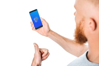 Kyiv, Ukrayna - 27 Ağustos 2019: Başparmağını gösteren ve akıllı telefona shazam uygulaması ile bakan adamın beyaz üzerine izole edilmiş görüntüsü