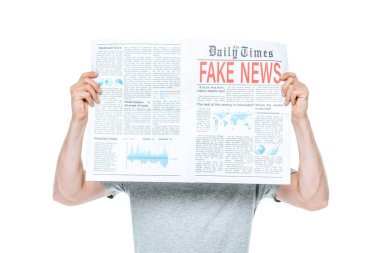 Adam sahte haberlerle gazete okuyor, beyazlar içinde izole edilmiş.