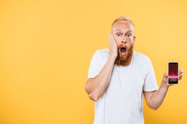 Akıllı telefon gösteren şok adam, sarı alanda izole edilmiş, alım satım kursları ayarlıyor.