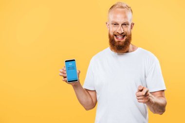 Kyiv, Ukrayna - 27 Ağustos 2019: sakallı adam Skype uygulamalı akıllı telefon sunuyor ve seni işaret ediyor.