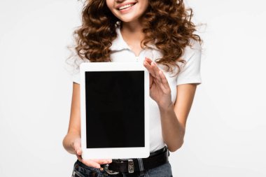 Sayısal tableti boş ekranla gösteren, beyaz ekranda izole edilmiş bir kadın görüntüsü