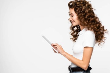 çekici gülümseyen kadın üzerinde beyaz izole dijital tablet kullanma