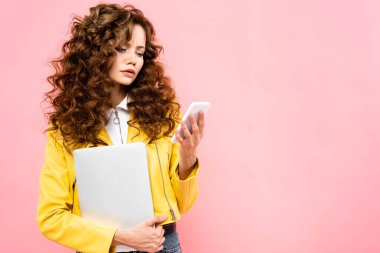 Akıllı telefon kullanan, dizüstü bilgisayarı olan güzel, endişeli bir kadın.