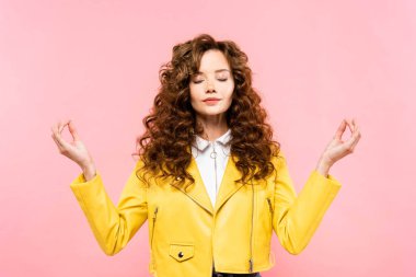 Sakin kıvırcık kız, gözleri kapalı. Gyan Mudra işaretleriyle meditasyon yapıyor. Pembe üzerinde izole edilmiş.