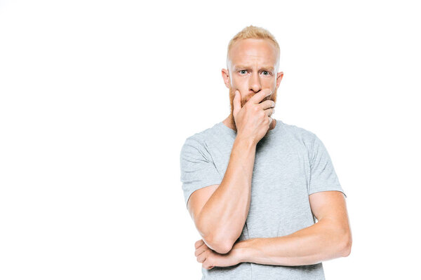 красивый обеспокоенный бородатый мужчина в серой футболке, изолированный на белом
