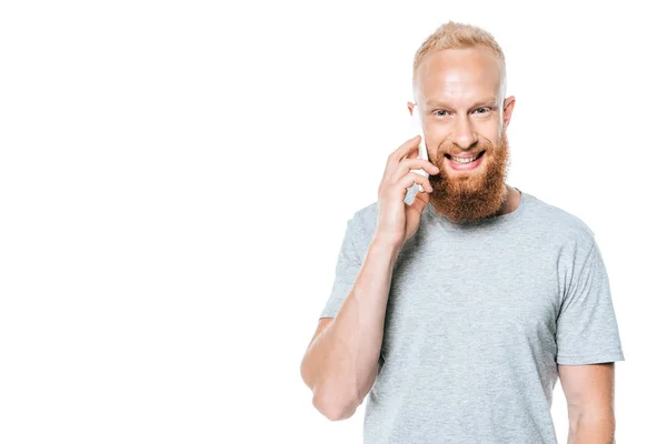 Homem Barbudo Feliz Falando Smartphone Isolado Branco — Fotografia de Stock