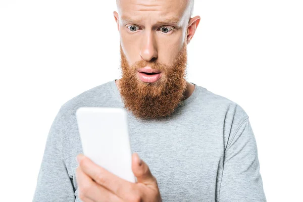 Zaniepokojony Brodaty Człowiek Pomocą Smartfona Odizolowany Białym — Zdjęcie stockowe
