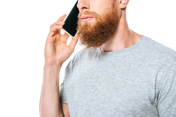 Visão Cortada Homem Barbudo Sério Falando Smartphone Isolado Branco — Fotografia de Stock