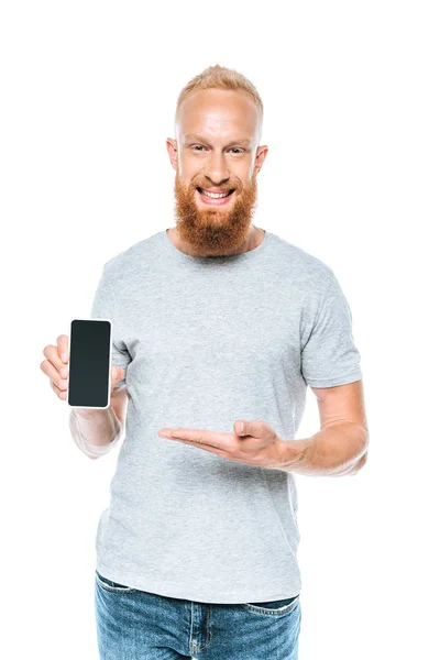 Homem Barbudo Alegre Apresentando Smartphone Com Tela Branco Isolado Branco — Fotografia de Stock