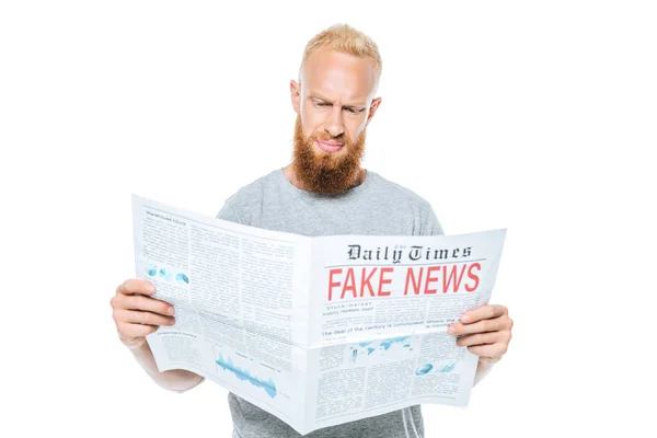 Skeptischer Bärtiger Mann Liest Zeitung Mit Fake News Isoliert Auf — Stockfoto