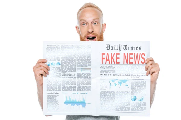 Aufgeregter Mann Liest Zeitung Mit Fake News Isoliert Auf Weiß — Stockfoto