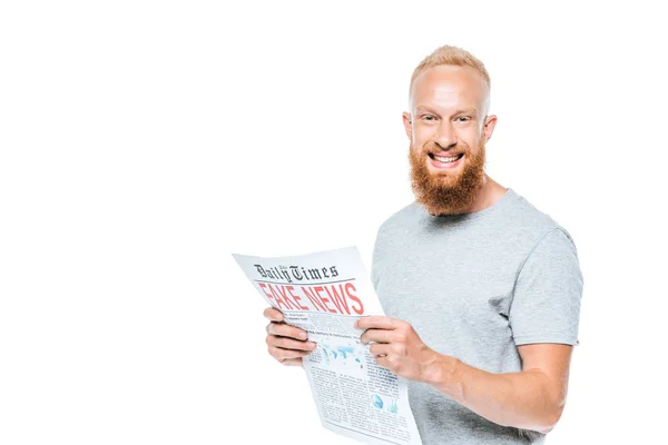 Berjenggot Tersenyum Pria Membaca Koran Dengan Berita Palsu Terisolasi Atas — Stok Foto