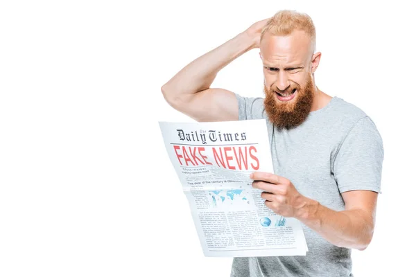 Verwirrter Bärtiger Mann Liest Zeitung Mit Fake News Isoliert Auf — Stockfoto